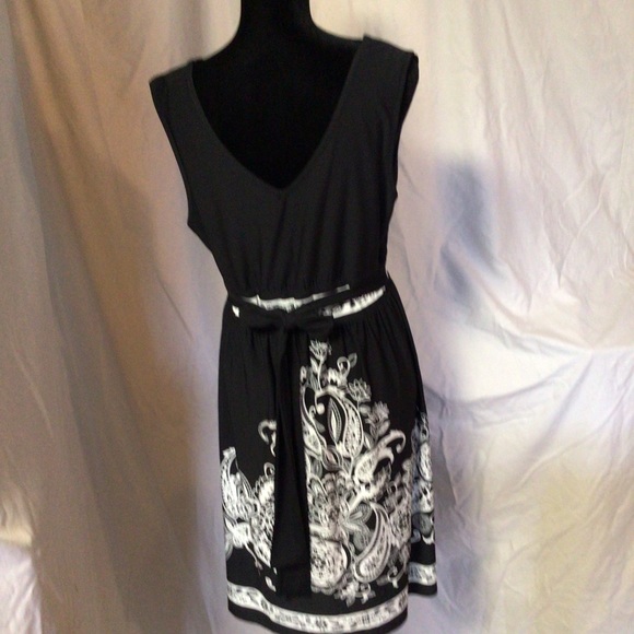 Timeless black dress with white embroidery & accented bodice - Picture 3 of 5